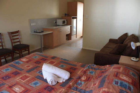 Country Roads Motor Inn - Gayndah - Whitsundays Accommodation 2