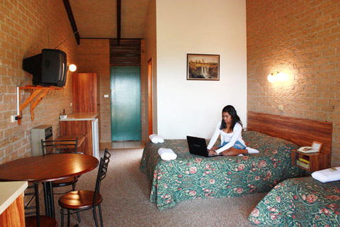 Lookout Motor Inn - Whitsundays Accommodation 0