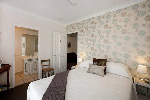 Mt Coolum Retreat 'A Bed & Breakfast' - Whitsundays Accommodation 0