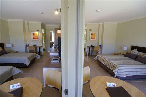 Spinifex Motel & Serviced Apartments - Whitsundays Accommodation 1