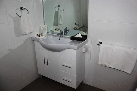 Sunshine Motor Inn - Whitsundays Accommodation 10