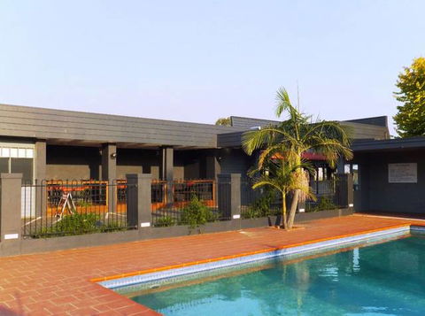 Sunshine Motor Inn - Whitsundays Accommodation 14