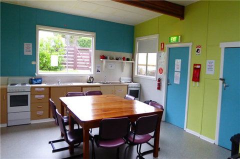 Coles Bay - Esplanade YHA - Whitsundays Accommodation 0