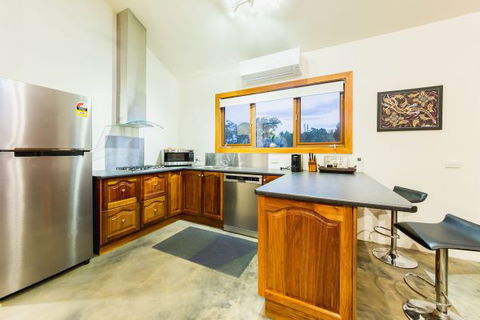 Alpine Edge Accommodation - Whitsundays Accommodation 2