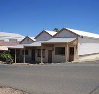 Carmines Antiques and Accommodation - Whitsundays Accommodation