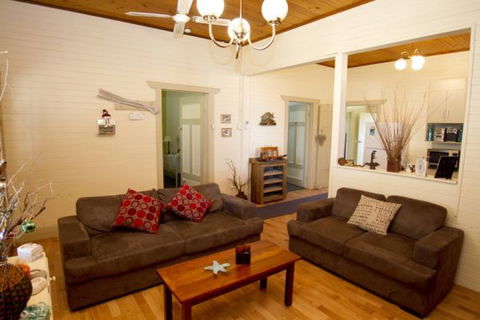 Anderl's Beach Cottage - Whitsundays Accommodation 2