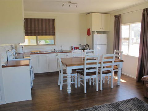 Fensom's Holiday Home - Whitsundays Accommodation 5