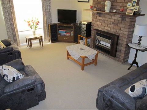 Fensom's Holiday Home - Whitsundays Accommodation 16