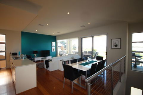 LJ Hooker Goolwa Holiday Rentals - 42 Underwood Avenue, Goolwa Beach - Whitsundays Accommodation 2