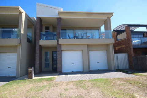 LJ Hooker Goolwa Holiday Rentals - 42 Underwood Avenue, Goolwa Beach - Whitsundays Accommodation 3