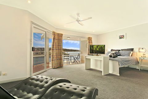 SALT Waterfront Apartment - Whitsundays Accommodation 4
