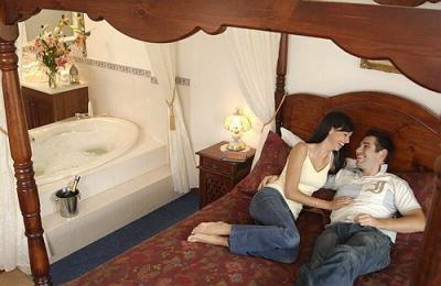 Wine & Roses Bed & Breakfast - Whitsundays Accommodation 5