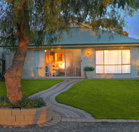 17 QED Lakehouse - Whitsundays Accommodation