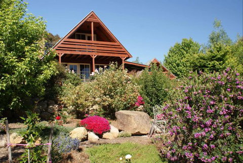 Beechworth Camellia Cottage - Whitsundays Accommodation 0
