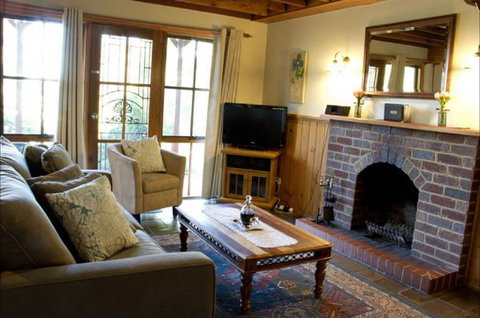 Beechworth Camellia Cottage - Whitsundays Accommodation 2