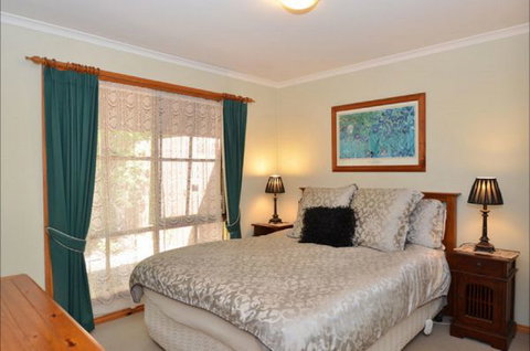 Beechworth Camellia Cottage - Whitsundays Accommodation 4