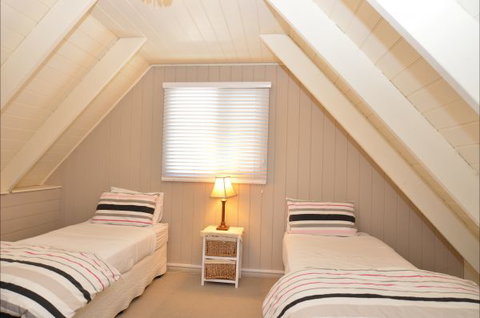 Beechworth Camellia Cottage - Whitsundays Accommodation 5