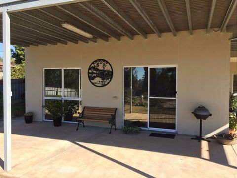 Lyreen's Apartment Bed And Breakfast - Whitsundays Accommodation 4