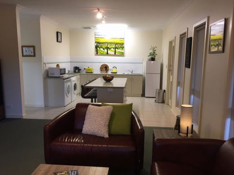 Lyreen's Apartment Bed And Breakfast - Whitsundays Accommodation 7