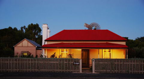 Shurdingtons Cottage - Whitsundays Accommodation 1