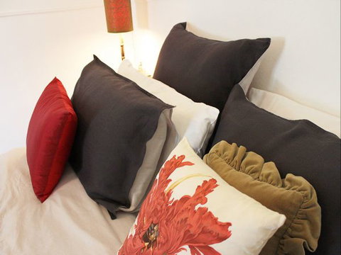 The Gold House - Whitsundays Accommodation 2