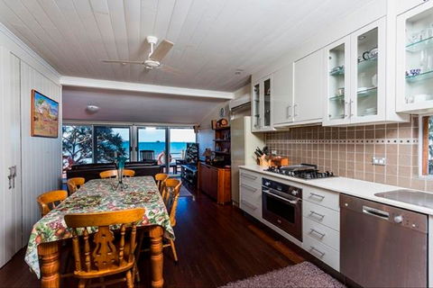 Beachfront Zilzie Holiday Home And Cottage - Whitsundays Accommodation 5