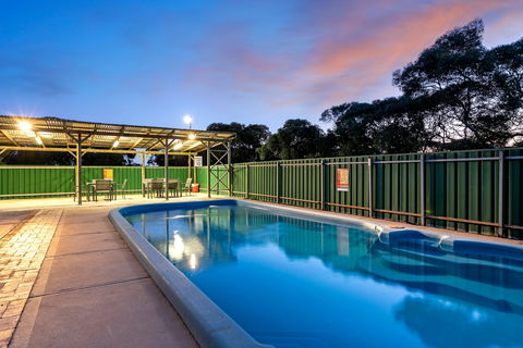 Border Village Roadhouse - Whitsundays Accommodation 1