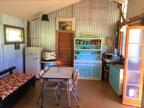 Fig Tree Retro Studio - Whitsundays Accommodation 6