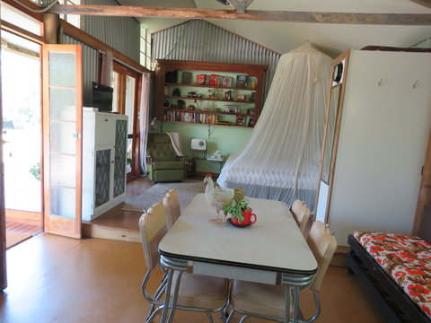 Fig Tree Retro Studio - Whitsundays Accommodation 7