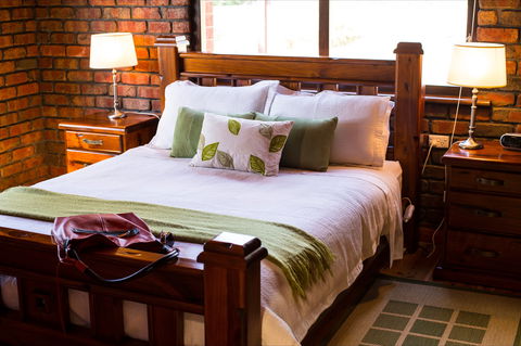 The Creek Cottage - Whitsundays Accommodation 1