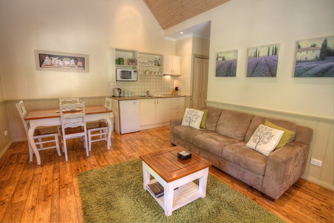 Autumn Affair Cottage 7 - Whitsundays Accommodation 1