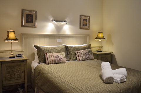 Autumn Affair Cottage 7 - Whitsundays Accommodation 2