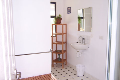 Blue House Bed And Breakfast - Whitsundays Accommodation 7