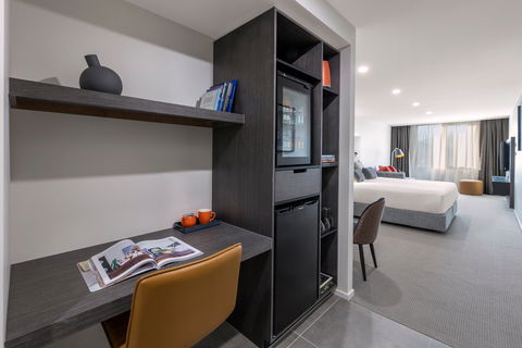 Deco Hotel Canberra - Whitsundays Accommodation 2