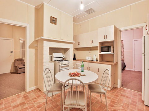 Willandra Cottage - Whitsundays Accommodation 6