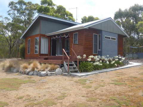 Yakkalla Holiday Cottage - Whitsundays Accommodation 1
