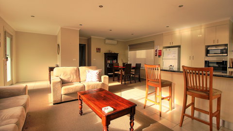 Hobart Villa On Moir - Whitsundays Accommodation 0