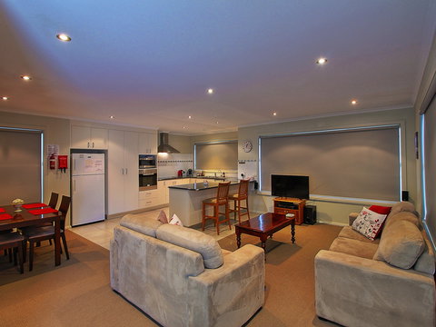 Hobart Villa On Moir - Whitsundays Accommodation 1