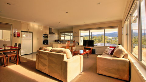 Hobart Villa On Moir - Whitsundays Accommodation 2