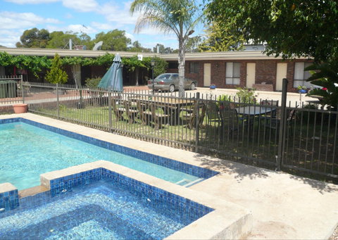 Sportsman Inn Motel - Whitsundays Accommodation 0
