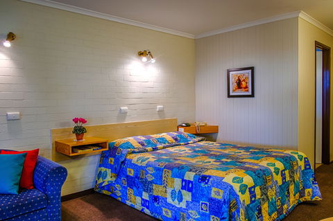 Country Roads Motor Inn - Whitsundays Accommodation 1