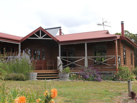 Eagle's Roost Farmstay B&B - Whitsundays Accommodation 0