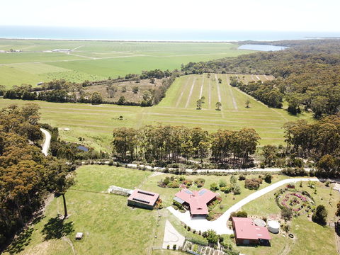 Eagle's Roost Farmstay B&B - Whitsundays Accommodation 1