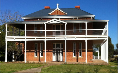 Eddy's Of Canowindra - Whitsundays Accommodation 0