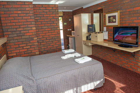 Golden Country Motel And Caravan Park - Whitsundays Accommodation 1