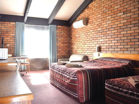 All Travellers Motor Inn - Whitsundays Accommodation 1