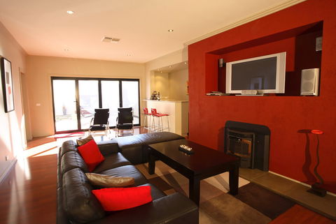 Alpine Country Cottages - Studio Seven - Whitsundays Accommodation 1
