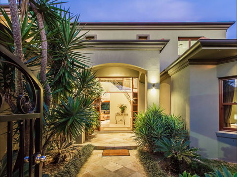 Lakeland Keys Broadbeach - Vogue Holiday Homes - Whitsundays Accommodation 2