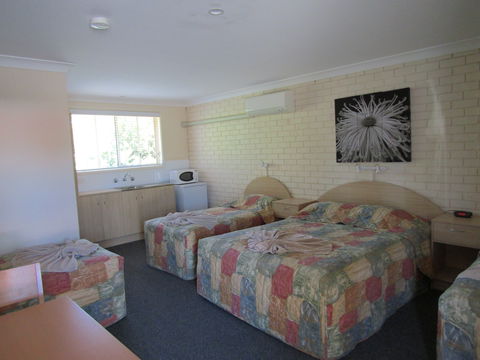 Manilla Motel - Whitsundays Accommodation 2