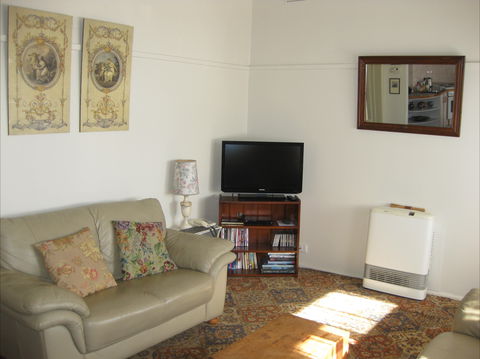 Peel Cottage - Whitsundays Accommodation 1